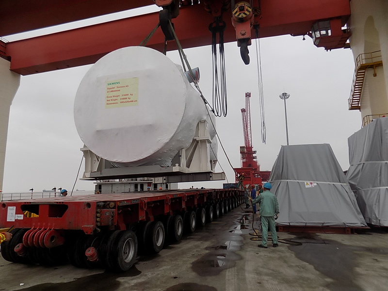 700吨重大件SPMT安全顺利运输