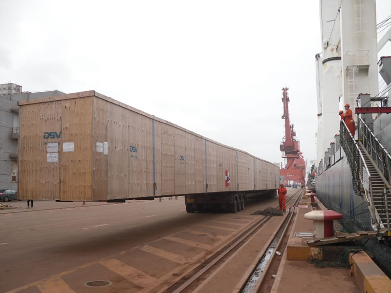 transportation of 52 meters long marine wind-power blade moulds