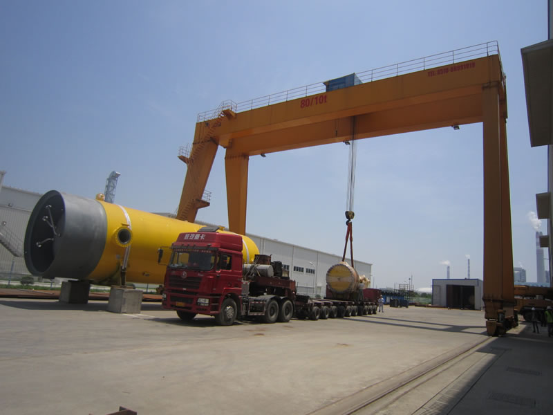Success Transportation and Loading-on-board of 600 tons of large chemical container equipments