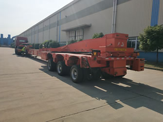 Special trailer for transporting wind turbine blade and mold has telescopic beam hydraulic axis plate.